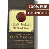 Verpackung der 100% dunklen Schokolade von Juan Laura mit rotem Siegel und braunem Muster. Text: '100% CACAO', 'Single Estate - Pichari Alta', 'Special Selection - Chuncho', 'Limited Edition', '2.5 oz / 70 g'. Oben rechts steht '100% PUR' und 'CHUNCHO'.