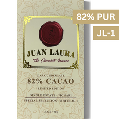 Juan Laura Schokolade mit 82% Kakaoanteil in einer edlen, cremefarbenen Verpackung. Die Limited Edition aus Pichari, Peru, trägt das Siegel ‚The Chocolate Farmer‘ und zeigt die Single-Estate-Auswahl ‚JL-1‘. Ein luxuriöses Schokoladenprodukt, das die Handwerkskunst und Ursprünglichkeit peruanischen Kakaos widerspiegelt.