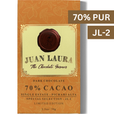 Verpackung der 70% dunklen Schokolade von Juan Laura mit rotem Siegel und orangefarbenem Muster. Text: '70% CACAO', 'Single Estate - Pichari Alta', 'Special Selection - JL-2', 'Limited Edition', '2.5 oz / 70 g'. Oben rechts stehen die Begriffe '70% PUR' und 'JL-2'.