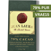 Verpackung der 79% dunklen Schokolade von Juan Laura mit rotem Siegel und grünem Muster. Text: '79% CACAO', 'Single Estate - Pichari Alta', 'Special Selection - Vrae 15', 'Limited Edition', '2.5 oz / 70 g'. Oben rechts stehen die Begriffe '79% PUR' und 'VRAE15'.
