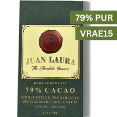 Verpackung der 79% dunklen Schokolade von Juan Laura mit rotem Siegel und grünem Muster. Text: '79% CACAO', 'Single Estate - Pichari Alta', 'Special Selection - Vrae 15', 'Limited Edition', '2.5 oz / 70 g'. Oben rechts stehen die Begriffe '79% PUR' und 'VRAE15'.