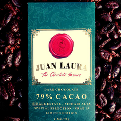 Verpackung der 79% dunklen Schokolade von Juan Laura mit rotem Siegel und grünem Muster, umgeben von Kakaobohnen. Text: '79% CACAO', 'Single Estate - Pichari Alta', 'Special Selection - Vrae 15', 'Limited Edition', '2.5 oz / 70 g'.