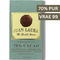 Verpackung der 70% dunklen Schokolade von Juan Laura mit rotem Siegel und hellgrünem Muster. Text: '70% CACAO', 'Single Estate - Pichari Alta', 'Special Selection - VRAE 99', 'Limited Edition', '2.5 oz / 70 g'. Oben rechts stehen die Begriffe '70% PUR' und 'VRAE 99'.