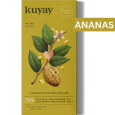 Kuyay Schokolade mit Ananas, 70% Kakao, in einer auffälligen gelben Verpackung mit einer Illustration einer Kakaofrucht und Blättern. Die Verpackung zeigt das Branding ‚Del árbol a la barra‘ und hebt den Ursprung des Kakaos aus dem Amazonasgebiet in Peru hervor.