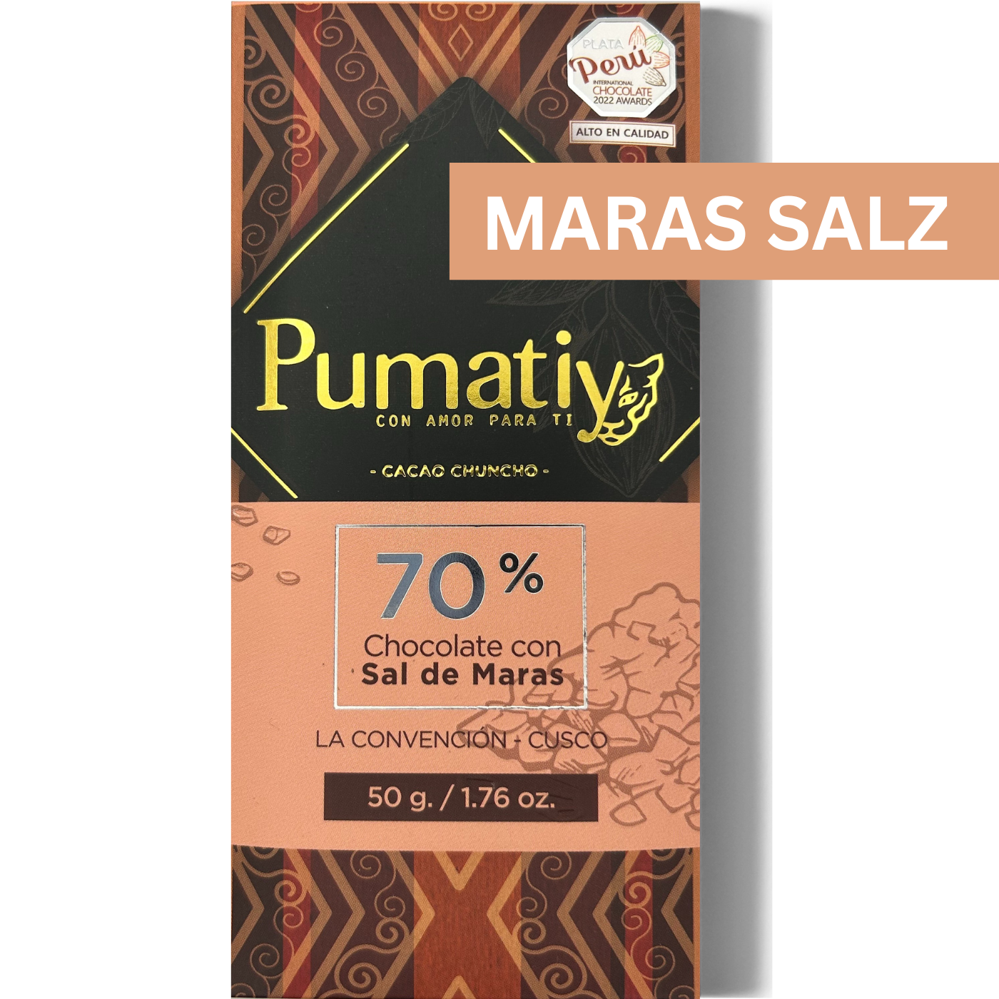 Verpackung der 70% Bitterschokolade mit Maras-Salz von Pumatiy mit rotem und braunem Muster. Text: '70% Chocolate con Sal de Maras', 'La Convención - Cusco', '50 g / 1.76 oz'. Oben rechts steht 'MARAS SALZ' und ein Aufkleber zeigt die Auszeichnung der Peru Chocolate Awards 2022.