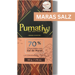 Verpackung der 70% Bitterschokolade mit Maras-Salz von Pumatiy mit rotem und braunem Muster. Text: '70% Chocolate con Sal de Maras', 'La Convención - Cusco', '50 g / 1.76 oz'. Oben rechts steht 'MARAS SALZ' und ein Aufkleber zeigt die Auszeichnung der Peru Chocolate Awards 2022.