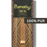 Verpackung der Pumatíy-Schokoladentafel mit 100 % Cacao Chuncho Pasta Pura. Die Verpackung ist mit einem komplizierten Muster in Braun- und Goldtönen dekoriert. Das Etikett erwähnt auch 'Echarati La Convención' und '100 g / 3.52 oz.' Zusätzlich gibt es ein '100% PUR'-Etikett und einen Aufkleber, der das Produkt als Gewinner der International Chocolate Awards 2020 auszeichnet.