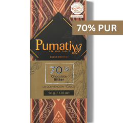 Verpackung der Pumatíy-Schokoladentafel mit 70% Cacao Chuncho Bitter. Die Verpackung ist mit einem komplizierten Muster in Braun- und Rottönen dekoriert. Das Etikett erwähnt 'La Convención Cusco' und '50 g / 1.76 oz.' Zusätzlich gibt es ein '70% PUR'-Etikett und einen Aufkleber, der das Produkt als Gewinner der Silbermedaille der Peru Chocolate Awards 2022 auszeichnet.