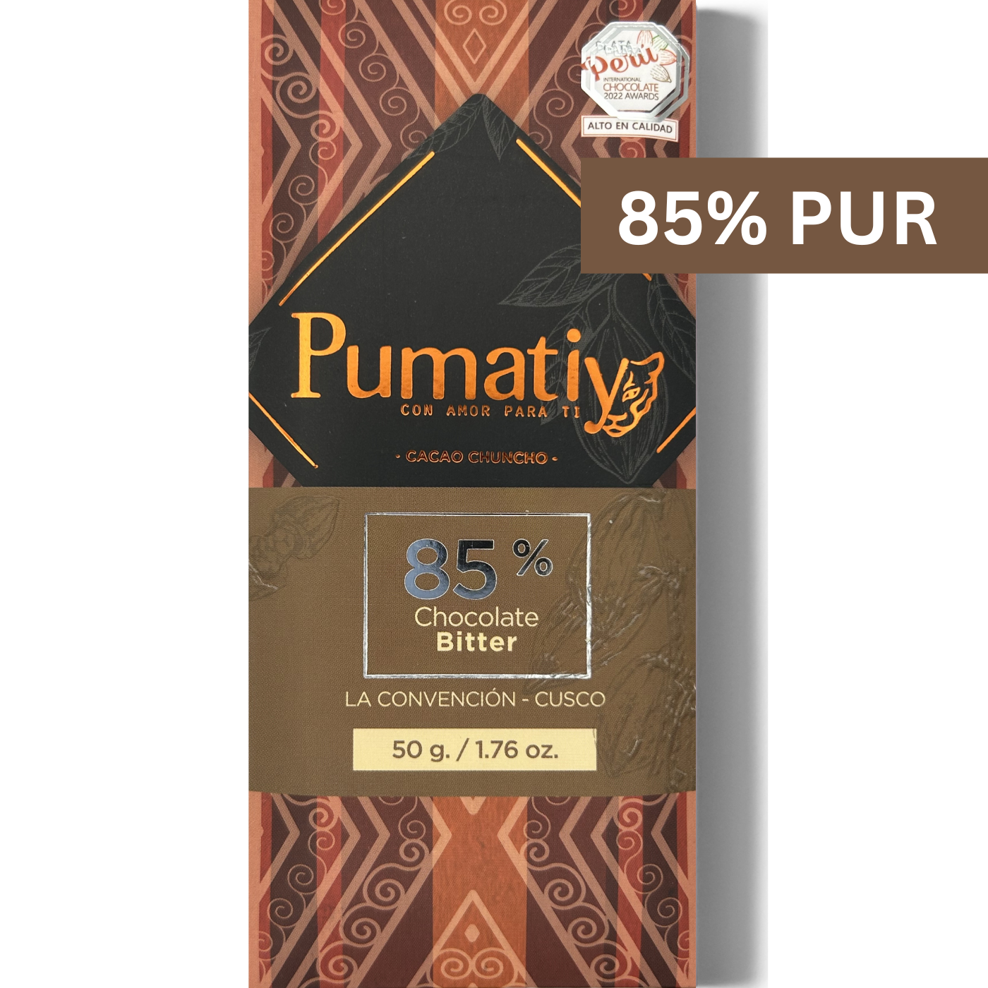 Verpackung der 85% Bitterschokolade von Pumatiy mit rotem und braunem Muster. Text: '85% Chocolate Bitter', 'La Convención - Cusco', '50 g / 1.76 oz'. Oben rechts steht '85% PUR' und ein Aufkleber zeigt die Auszeichnung der Peru Chocolate Awards 2022.