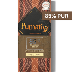 Verpackung der 85% Bitterschokolade von Pumatiy mit rotem und braunem Muster. Text: '85% Chocolate Bitter', 'La Convención - Cusco', '50 g / 1.76 oz'. Oben rechts steht '85% PUR' und ein Aufkleber zeigt die Auszeichnung der Peru Chocolate Awards 2022.
