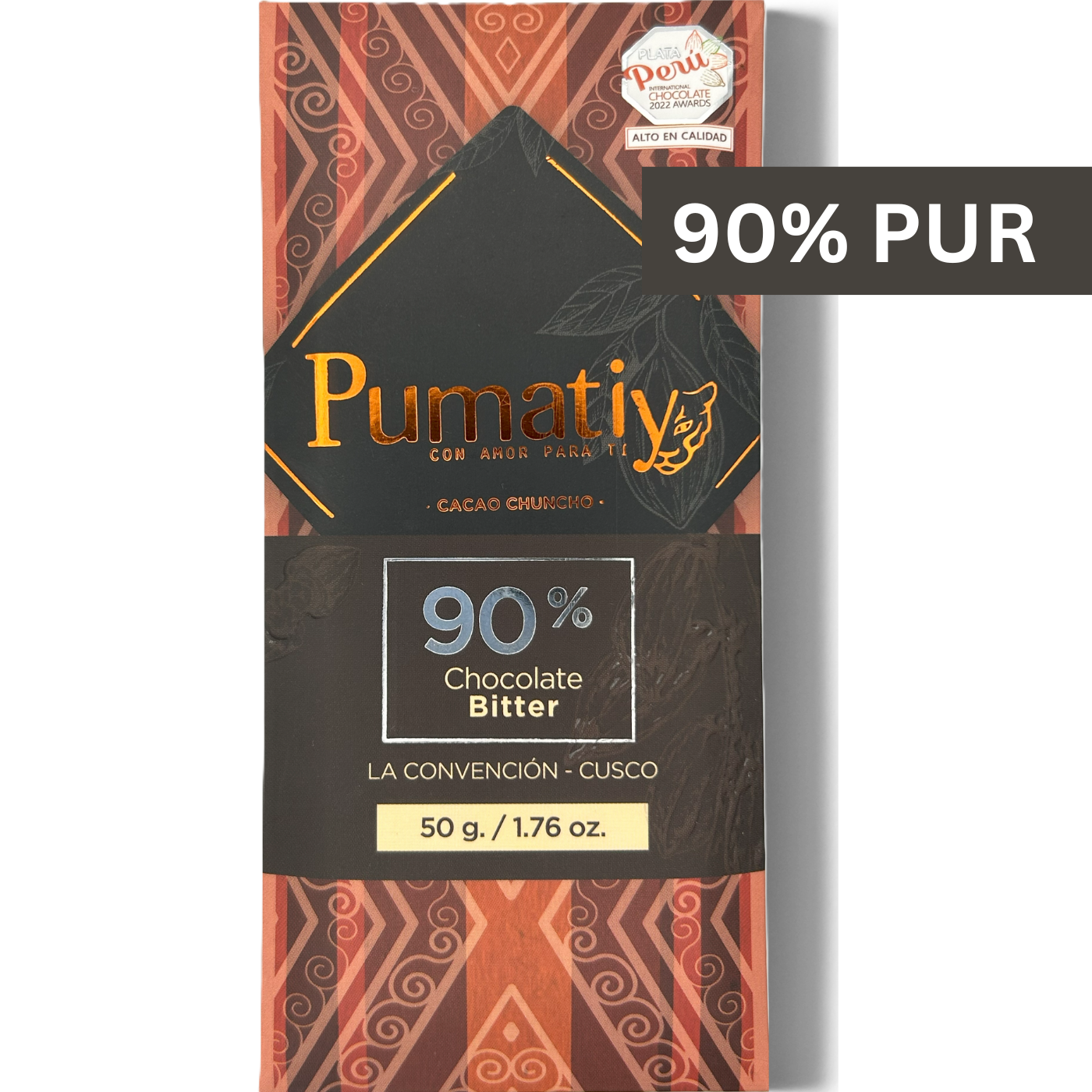 Verpackung der Pumatíy-Schokoladentafel mit 90 % Cacao Chuncho Bitter. Die Verpackung ist mit einem komplizierten Muster in Braun- und Rottönen dekoriert. Das Etikett erwähnt 'La Convención Cusco' und '50 g / 1.76 oz.' Zusätzlich gibt es ein '90% PUR'-Etikett und einen Aufkleber, der das Produkt als Gewinner der Silbermedallie der Peru Chocolate Awards 2022.