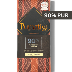 Verpackung der Pumatíy-Schokoladentafel mit 90 % Cacao Chuncho Bitter. Die Verpackung ist mit einem komplizierten Muster in Braun- und Rottönen dekoriert. Das Etikett erwähnt 'La Convención Cusco' und '50 g / 1.76 oz.' Zusätzlich gibt es ein '90% PUR'-Etikett und einen Aufkleber, der das Produkt als Gewinner der Silbermedallie der Peru Chocolate Awards 2022.