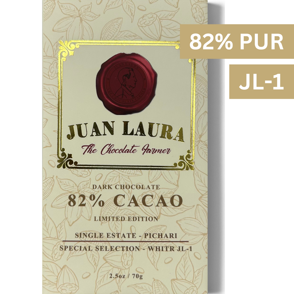 Juan Laura Schokolade mit 82% Kakaoanteil in einer edlen, cremefarbenen Verpackung. Die Limited Edition aus Pichari, Peru, trägt das Siegel ‚The Chocolate Farmer‘ und zeigt die Single-Estate-Auswahl ‚JL-1‘. Ein luxuriöses Schokoladenprodukt, das die Handwerkskunst und Ursprünglichkeit peruanischen Kakaos widerspiegelt.