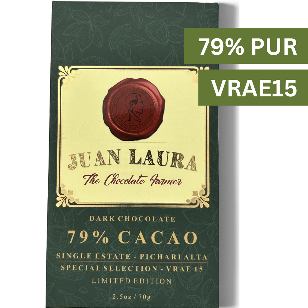 Verpackung der 79% dunklen Schokolade von Juan Laura mit rotem Siegel und grünem Muster. Text: '79% CACAO', 'Single Estate - Pichari Alta', 'Special Selection - Vrae 15', 'Limited Edition', '2.5 oz / 70 g'. Oben rechts stehen die Begriffe '79% PUR' und 'VRAE15'.