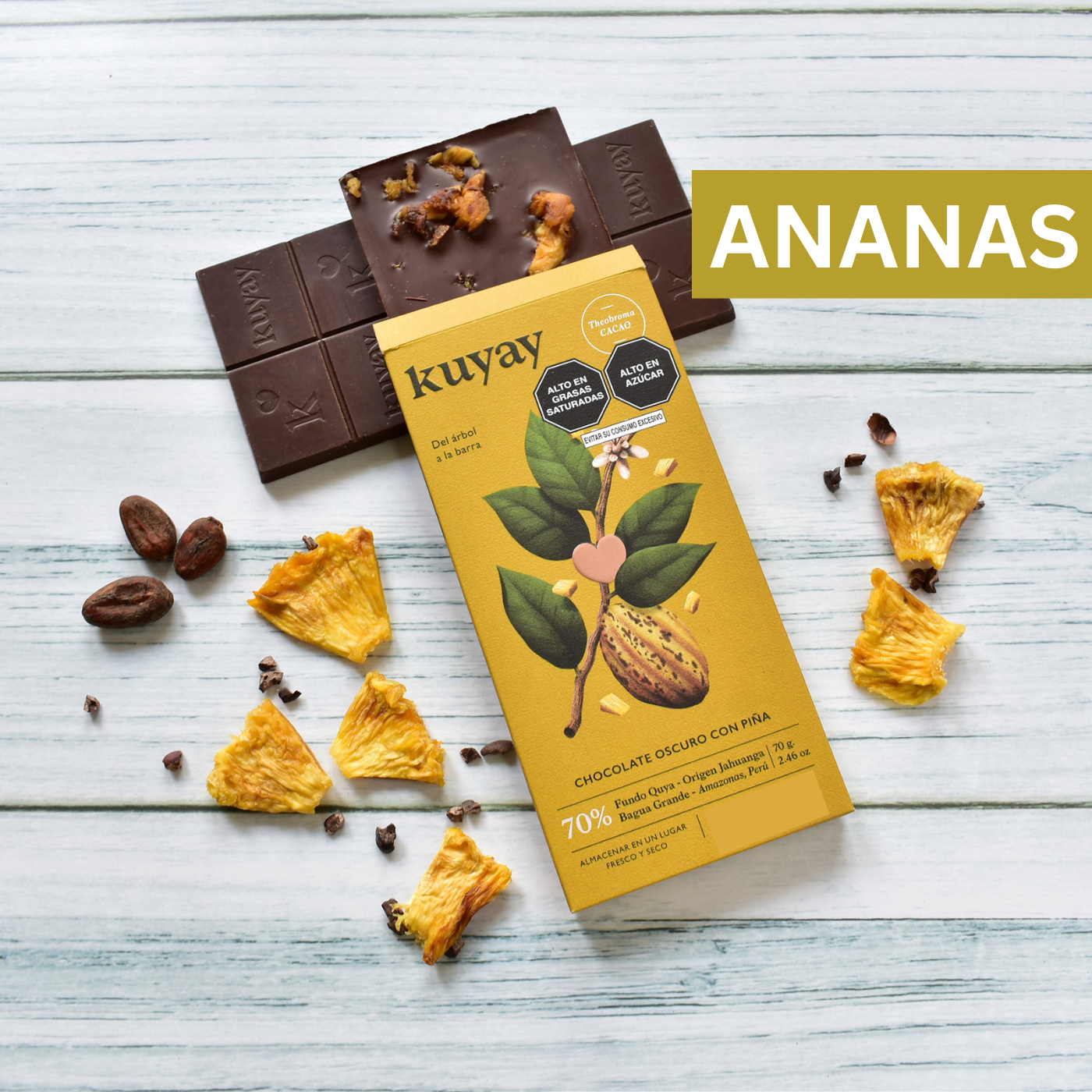 Kuyay dunkle Schokolade mit Mango in grüner Verpackung, umgeben von Mangostücken, Kakaobohnen und Nibs – hochwertige 70 %-Schokolade mit fruchtiger Note