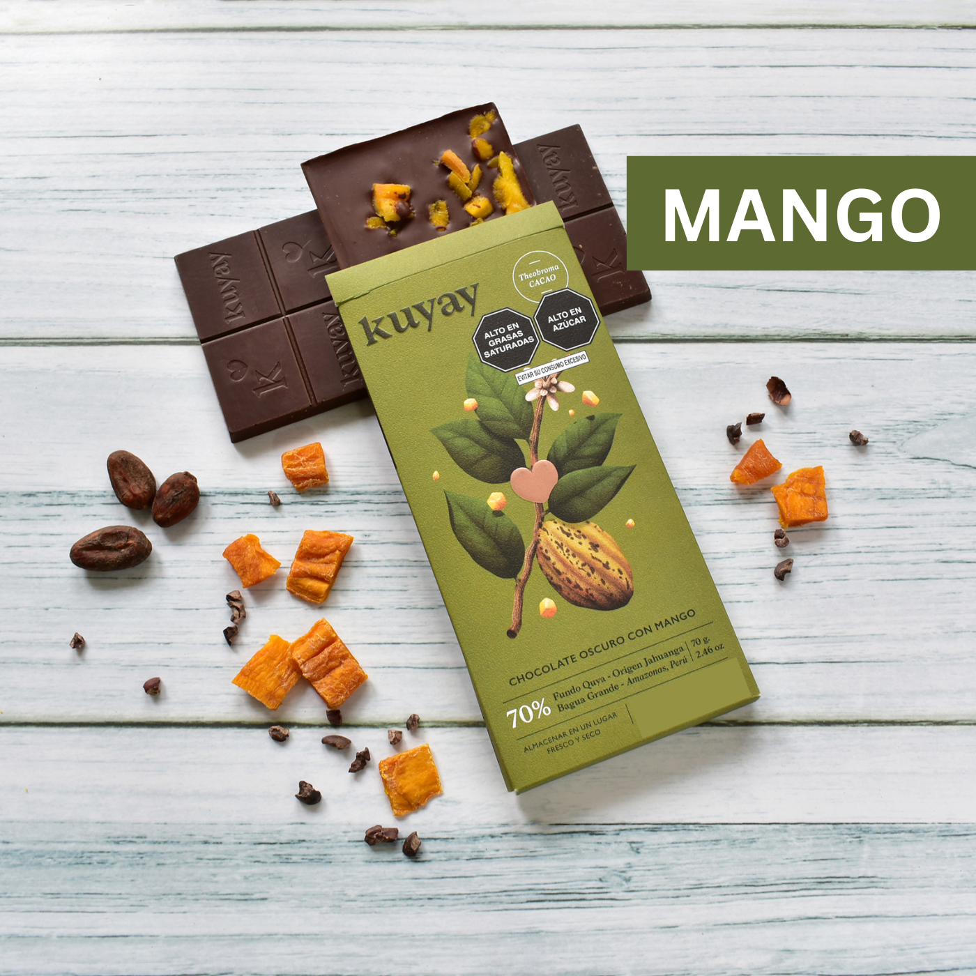 Kuyay dunkle Schokolade mit Mango in grüner Verpackung, umgeben von Mangostücken, Kakaobohnen und Nibs – hochwertige 70 %-Schokolade mit fruchtiger Note