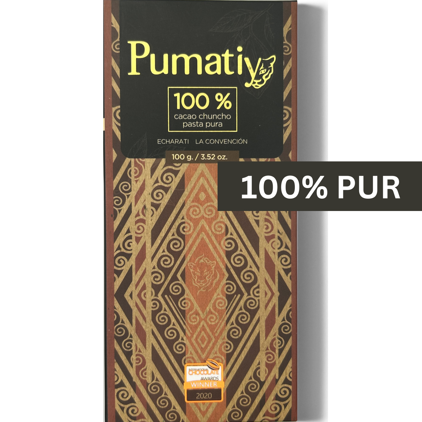 Verpackung der Pumatíy-Schokoladentafel mit 100 % Cacao Chuncho Pasta Pura. Die Verpackung ist mit einem komplizierten Muster in Braun- und Goldtönen dekoriert. Das Etikett erwähnt auch 'Echarati La Convención' und '100 g / 3.52 oz.' Zusätzlich gibt es ein '100% PUR'-Etikett und einen Aufkleber, der das Produkt als Gewinner der International Chocolate Awards 2020 auszeichnet.